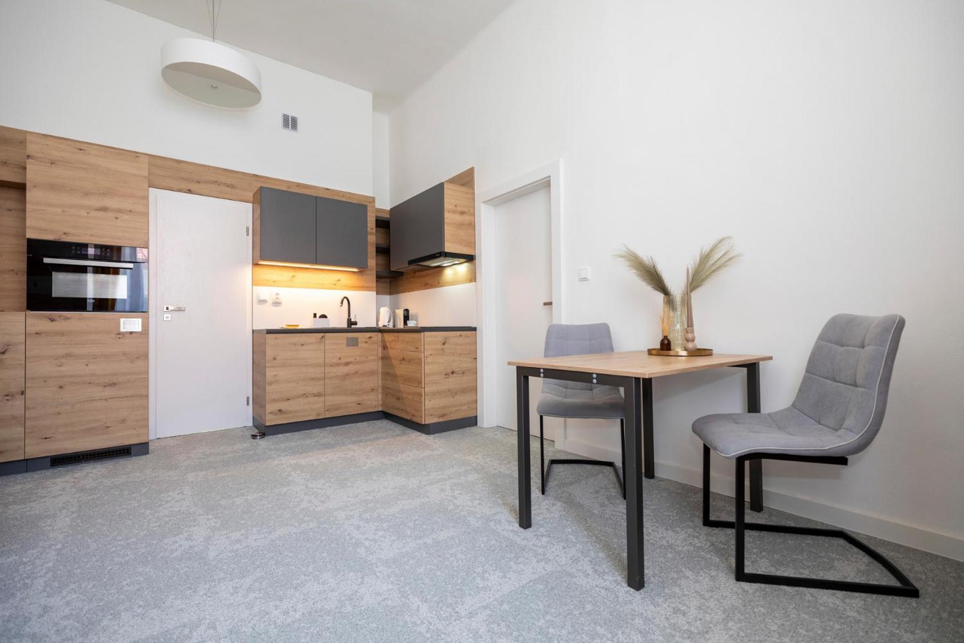 Alure Residences 10 - 24H Self Check-In & Private Parking Next To The Apartment Building Included, City Center Right On Snp Square In A Quiet Passage, New Building, Best Deal In Town Banská Bystrica Exterior foto